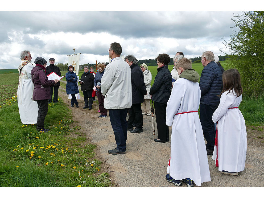 Bittprozession an der Weingartenkapelle (Foto: Karl-Franz Thiede)